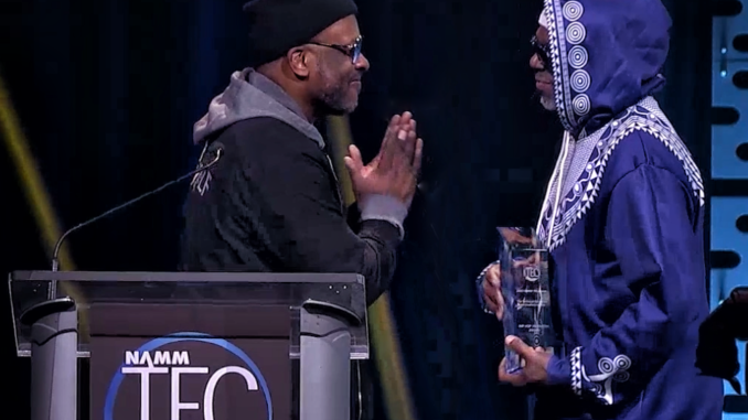 award2 DJ Jazzy Jeff presents NAMM Innovator Award to Grand Mixer DXT